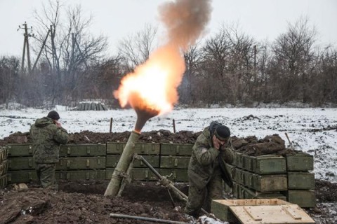 Парамедики спасают жизнь жительнице Авдеевки: после обстрела террористов украинку срочно госпитализировали хирурги - около нее разорвались 4 снаряда