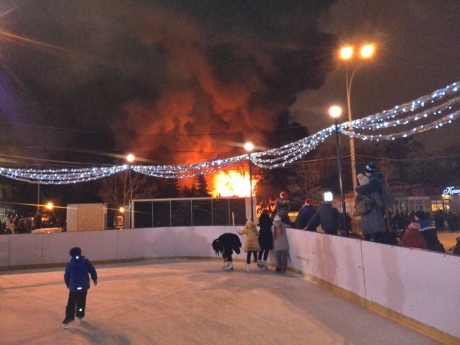 После взрыва в Харькове начался мощный пожар в кафе, есть пострадавшие