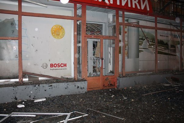 Последствия обстрела Шахтерской площади в Донецке