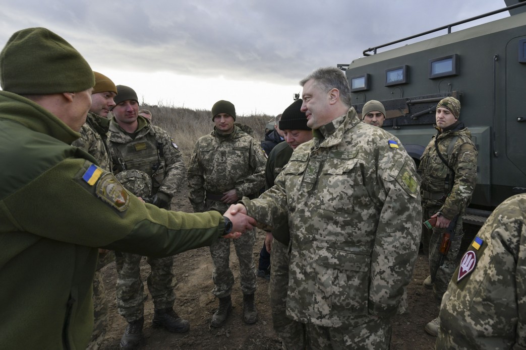 Фото поездки Петра Порошенко в зону ООС на Донбасс: кадры с военными и ликующей толпой покорили Сеть