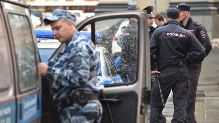 В России неизвестные расстреляли двоих полицейских в служебном автомобиле (кадры)