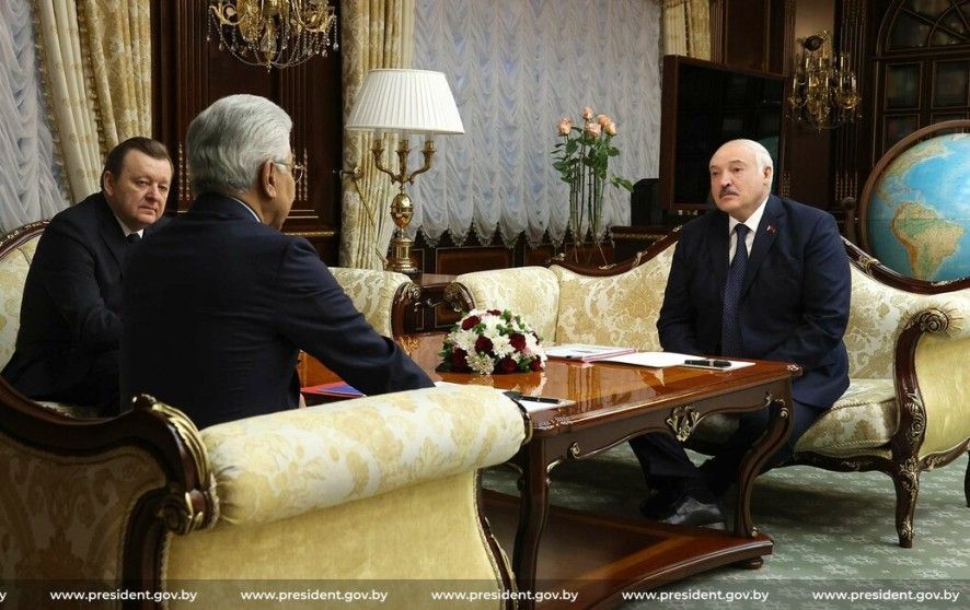 Лукашенко начал втягивать ОДКБ в войну по команде Путина: "Завтра нужно определяться"