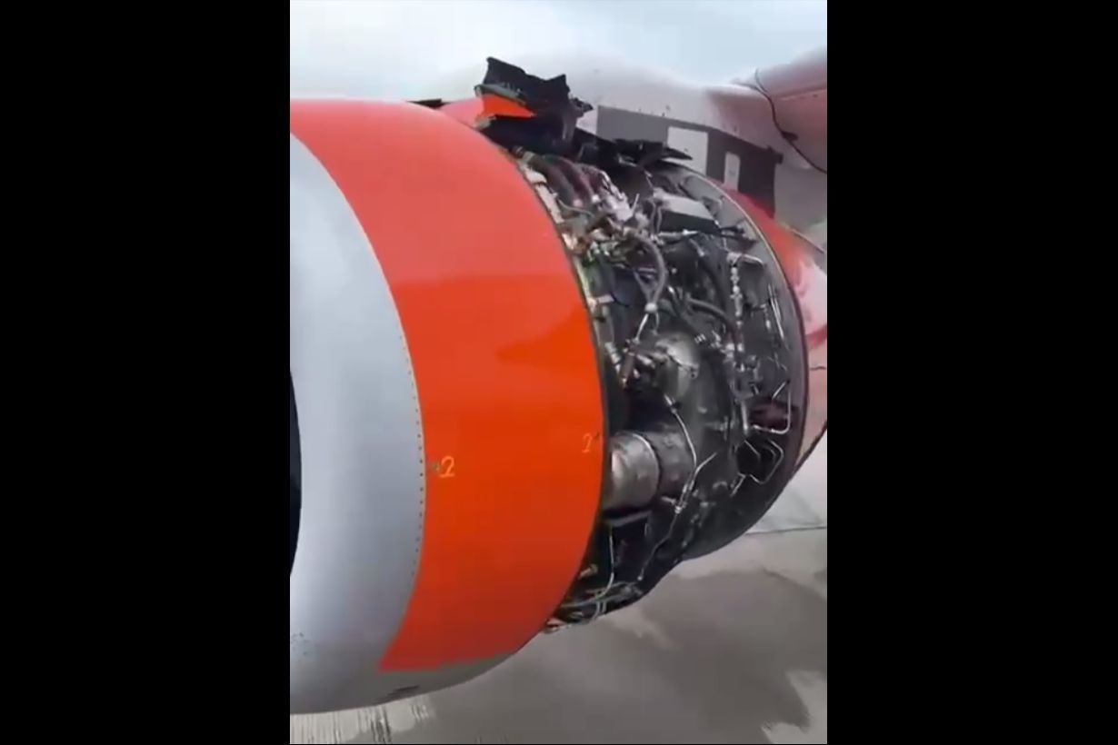 ​Полет с сюрпризом: у российского Superjet‑100 во время рейса в Грузию отвалилась обшивка