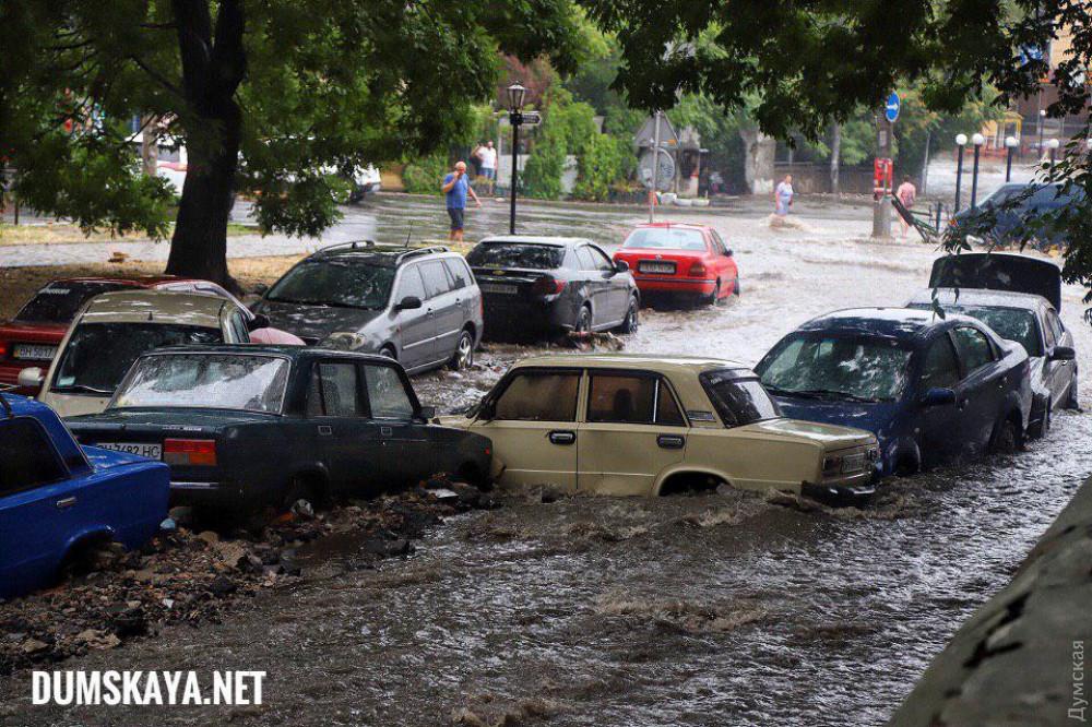 Одессу затопило после мощного ливня: на улицах настоящий апокалипсис, людей просят оставаться дома - фото