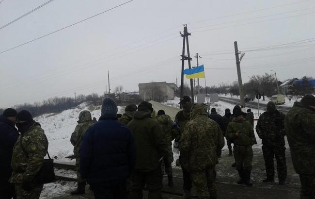 "Блокомайдан" на Донбассе, подробности инцидента: участники блокады и полицейские матерят друг друга, дерутся, обстановка накаляется
