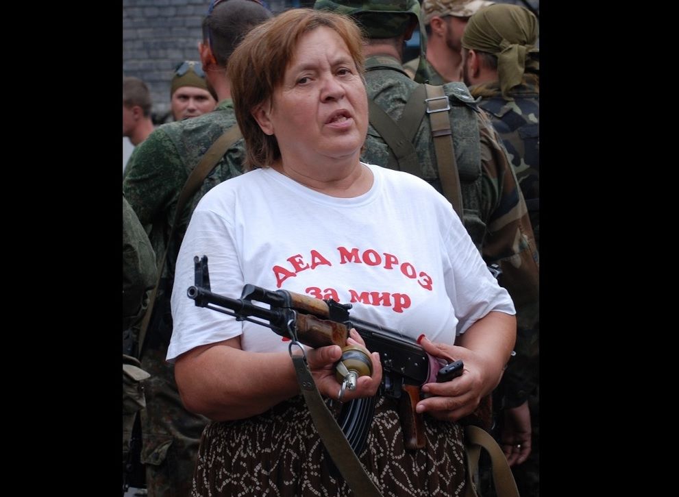 В "ДНР" скончалась Людмила Ежунова, ставшая с автоматом символом захвата Донецка в 2014 году