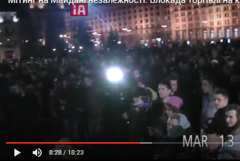 Активисты с Майдана идут к Порошенко на Банковую: в столице Украины недовольные разгоном блокады ОРДЛО направились к АПУ - прямая трансляция