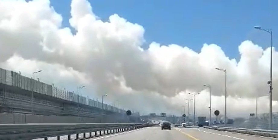 Над Крымским мостом замечен столб густого дыма, движение полностью перекрыли – СМИ