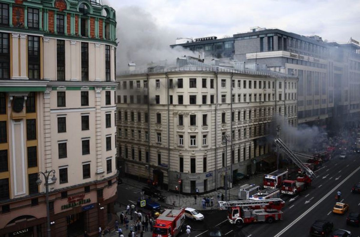 В Москве горит старинное здание: в огне 4 этажа, хотят привлечь вертолеты 