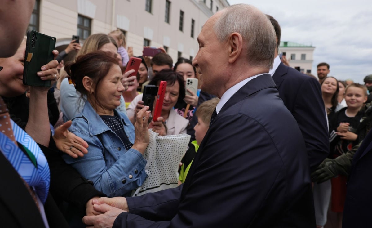 Окруженный спецназом Путин устроил шоу с "выходом в народ" в Казани