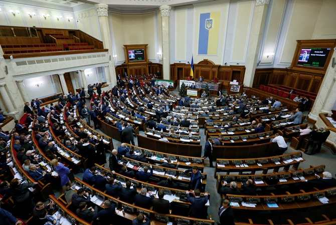 Ввозить автомобили в Украину станет намного проще: Верховная Рада приняла сенсационный закон