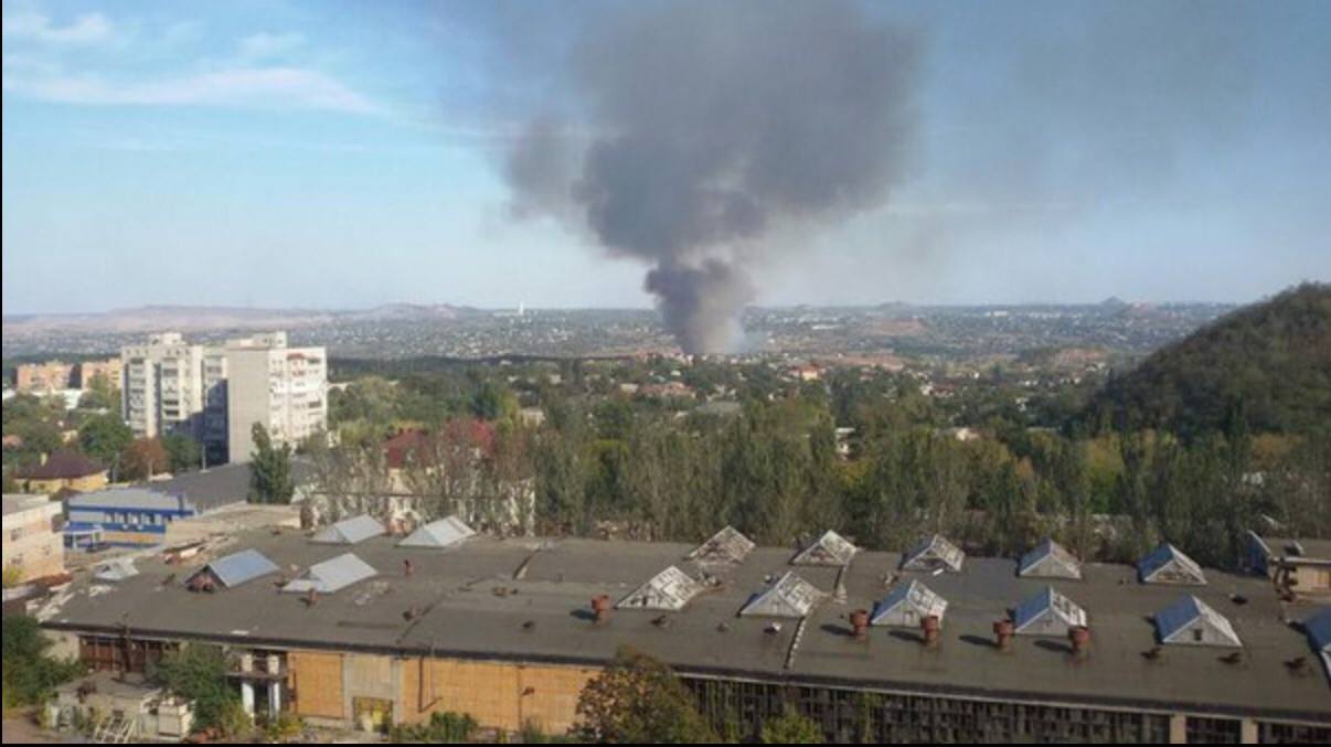 ​В Донецке мощный пожар: Киевский район в черном дыму