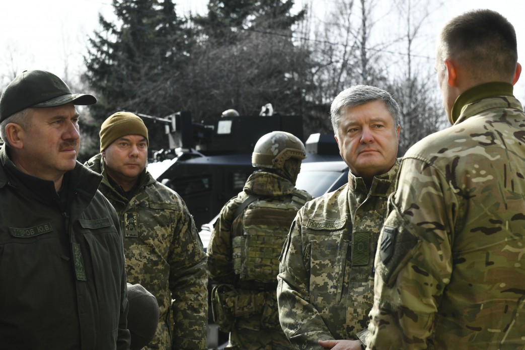Порошенко на фронте: президент встретился с бойцами "Азова" и поздравил с Днем добровольца – фото и видео