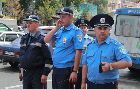 Возле здания Верховной Рады хулиганы бросили дымовую шашку