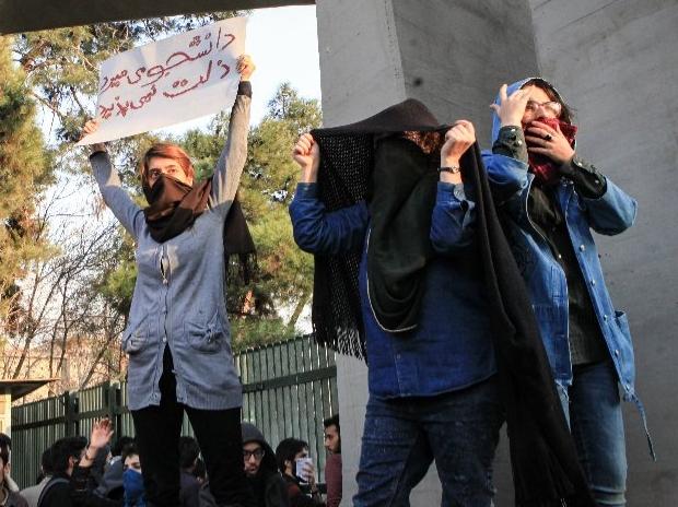 Власти Ирана предупреждают, что протестующие "заплатят" за беспорядки, - в СМИ передали слова главы МВД страны