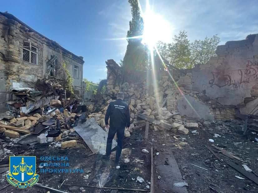 Армія РФ продовжує терор Одеси: відомі наслідки нічного удару – зруйновано будинки, поранено немовлят