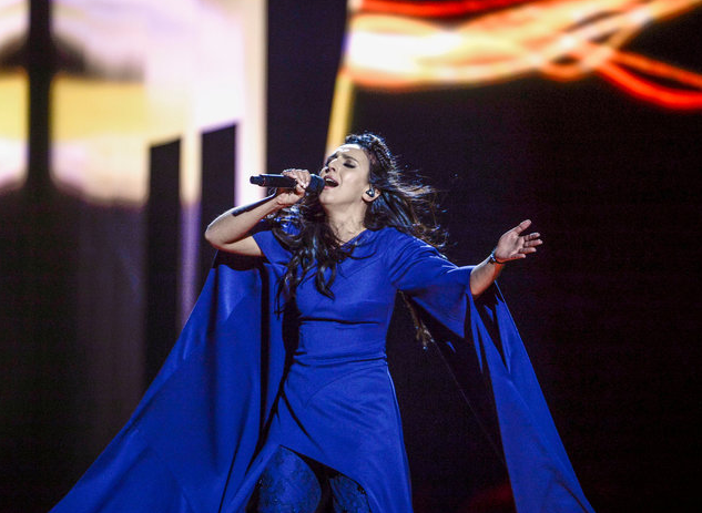 ​Эффектные кадры выступления Джамалы на "Евровидении - 2016": искренние эмоции певицы покорили зрителей
