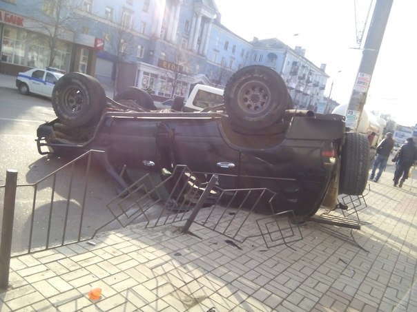 Авария в Макеевке. Джип перевернулся на полном ходу в  центре города