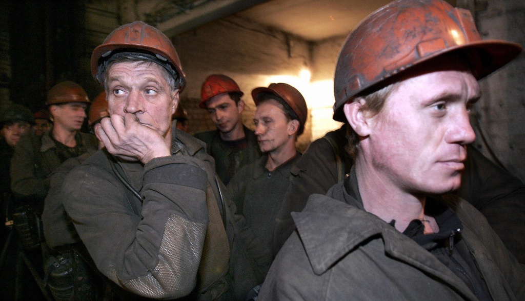 В ДНР продолжают работать за еду: Захарченко выдает зарплату шахтерам сухпайками