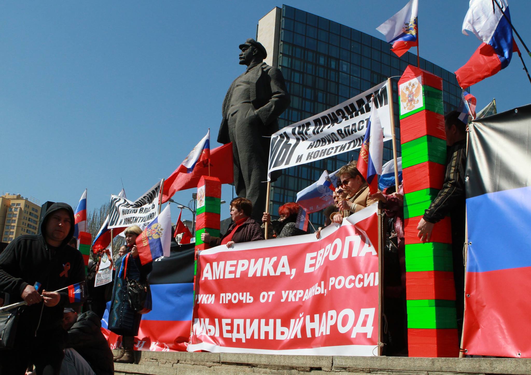 Сепаратисты “ДНР” отмечают вторую годовщину оккупации: в Донецк свозят бюджетников и ждут Шойгу – соцсети