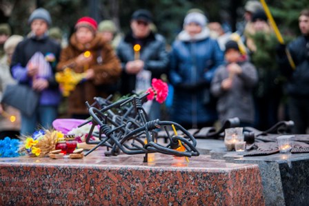 "Мы Украина и такое у нас больше не повторится!" - Украинский форпост на Донбассе - Мариуполь - почтил память жертв Голодомора