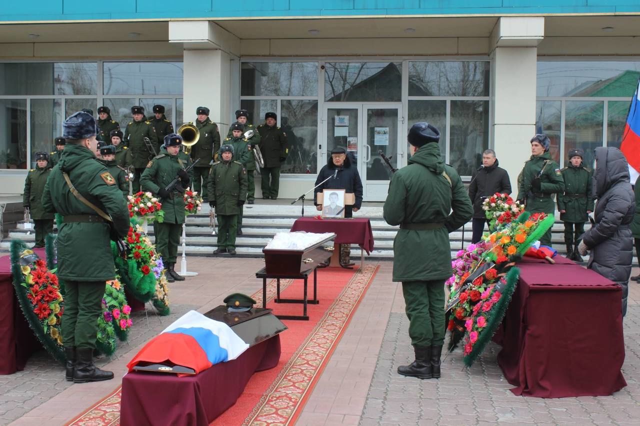 Труни з України приходять щодня – у Бурятії спорткомплекс перетворився на похоронну залу