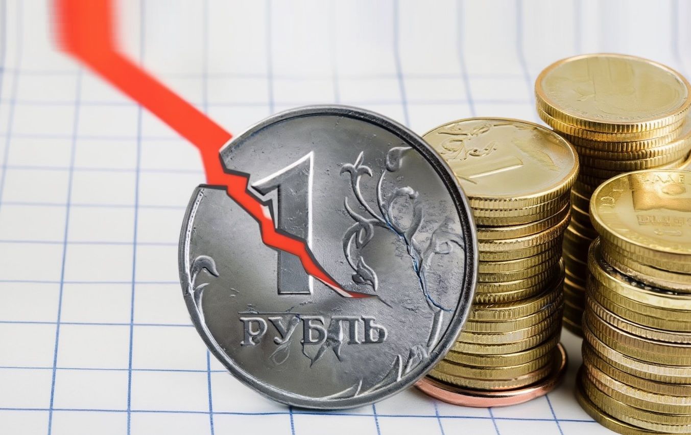 Рубль нанес удар по экономике России: Bloomberg рассказал о новой проблеме Кремля