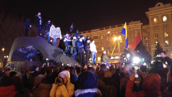 ​В Днепропетровске снесен памятник Петровского: уникальные кадры с места инцидента