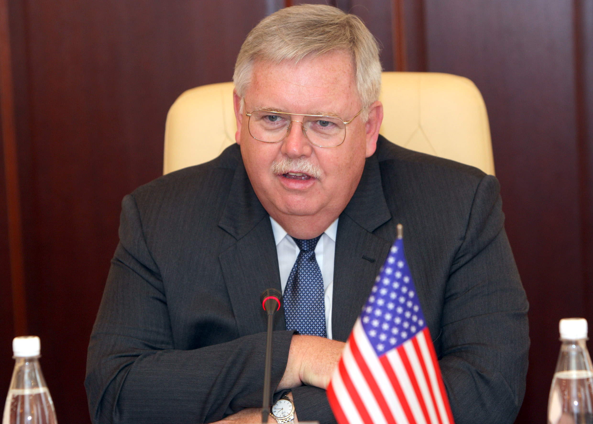 Посол США в Москве рассказал, как урегулировать кризис в Донбассе