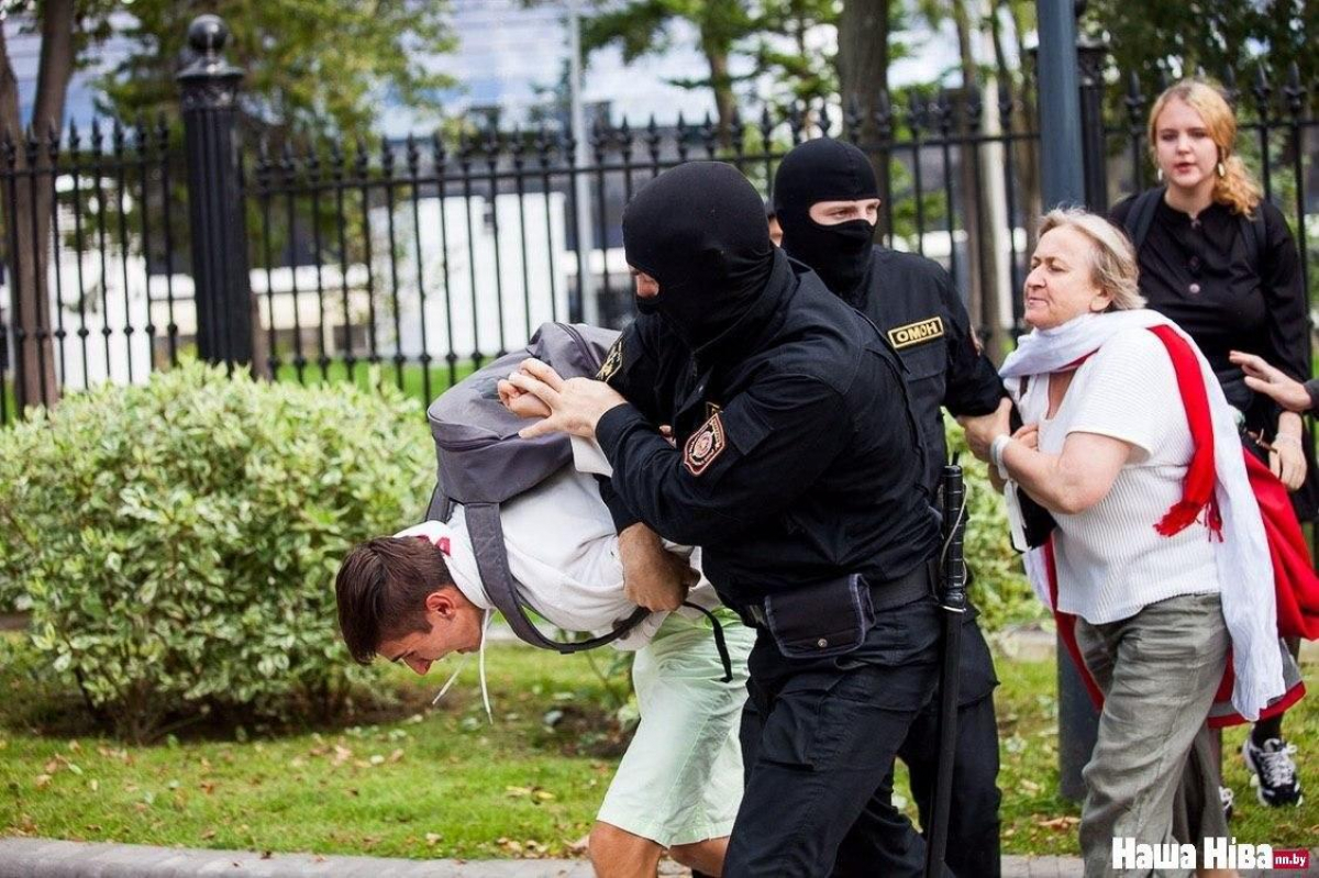 Протестующие в Минске студенты схлестнулись с ОМОНом и прорвали "кордон" - начались задержания