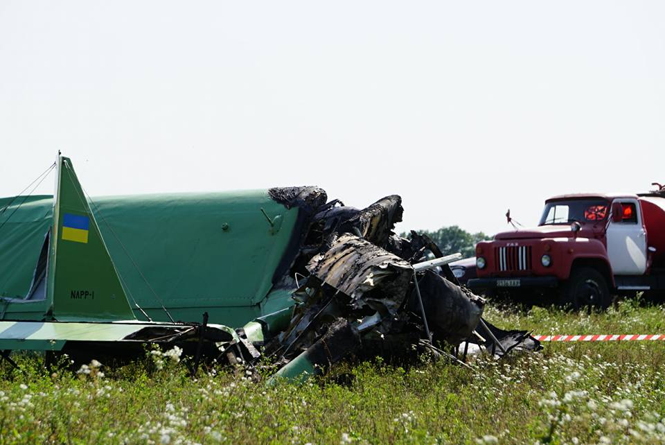 На востоке Украины случилась авиакатастрофа: в Харьковской области разбился легкий одномоторный самолет, - кадры