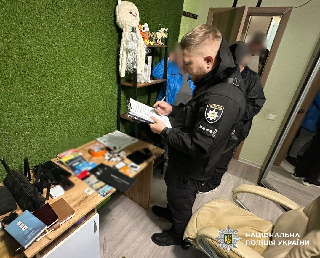Правоохранители разоблачили группу мошенников, которые с помощью ИИ оформляли кредиты на сотни украинцев