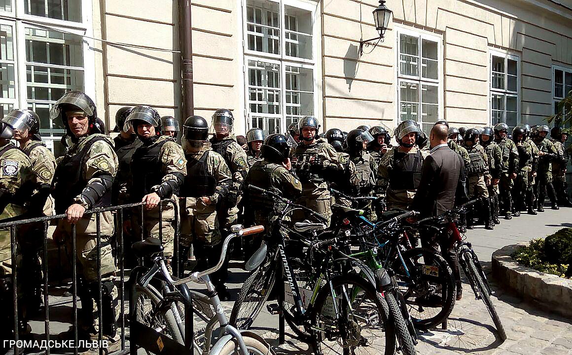Протест во Львове набирает обороты: полиция пустила слезоточивый газ, начались потасовки