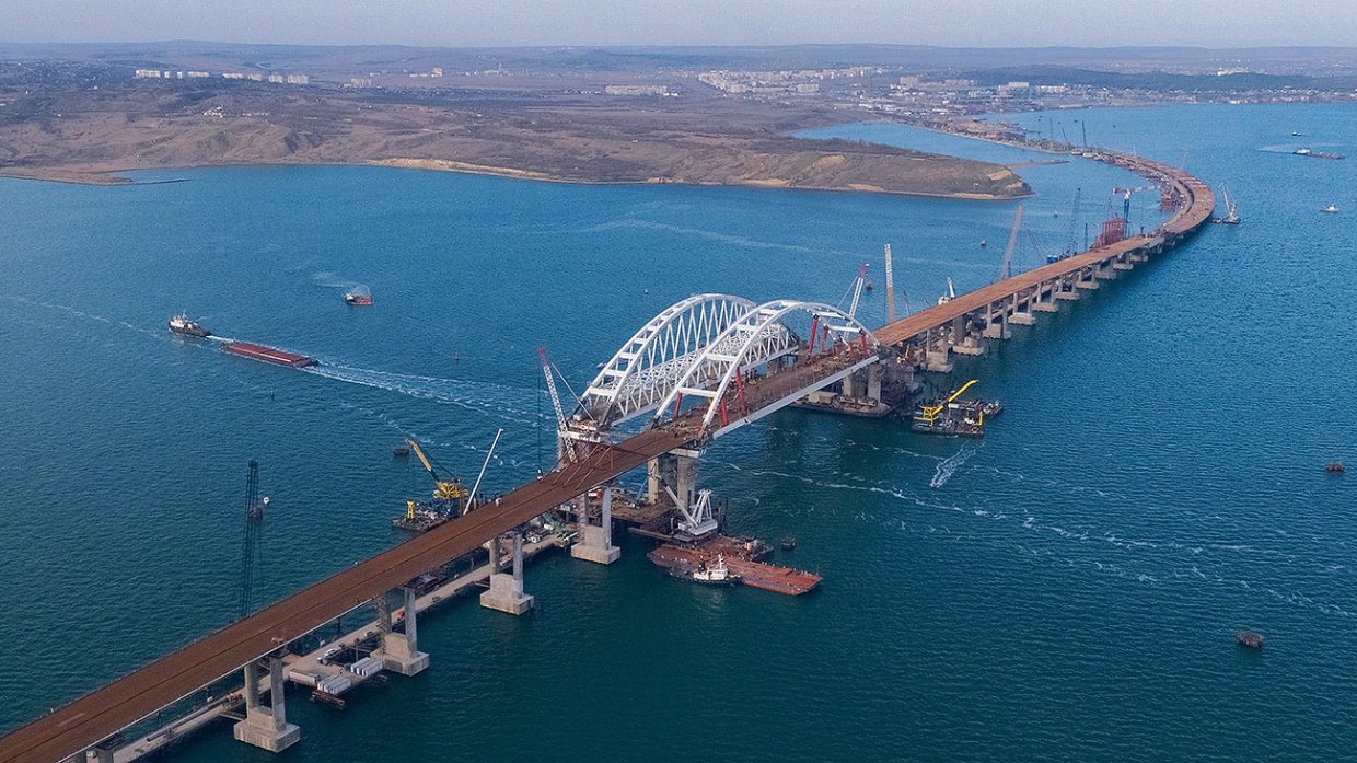 Украина вводит новые санкции: "под ударом" строители крымского моста