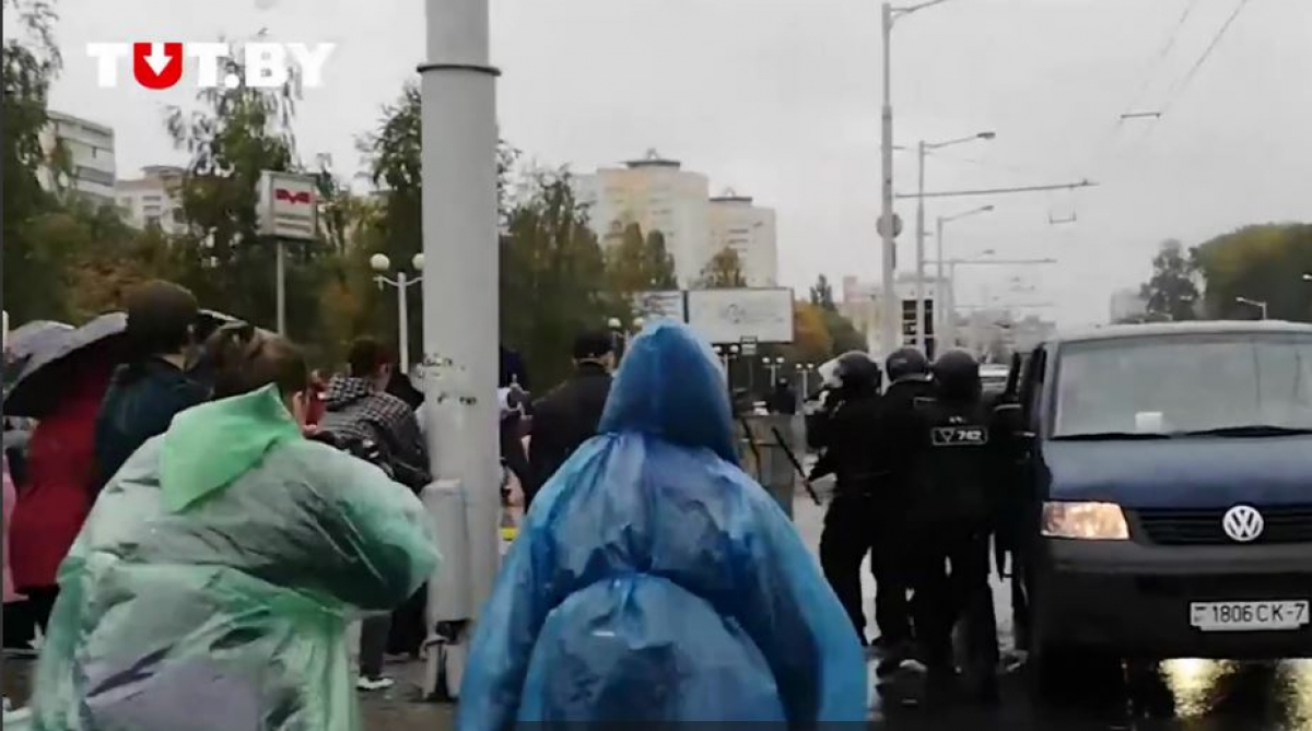 Протестующие в Минске ответили на избиение и нападение ОМОНа - силовики бежали