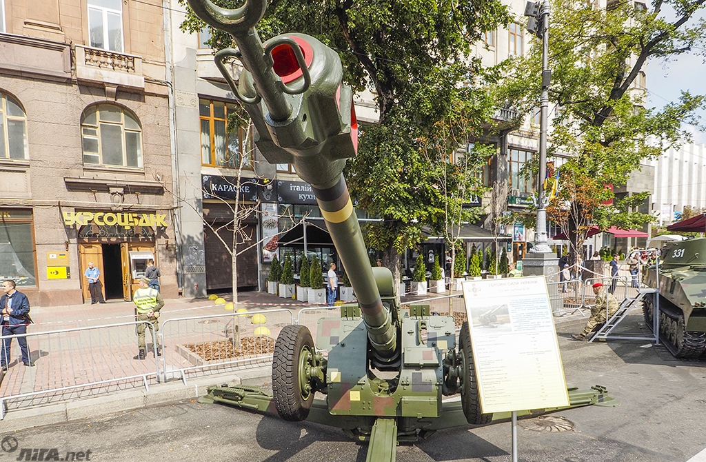 Танки и БТР в центре Киева: на Крещатике развернулась выставка новейшей военной техники - кадры с места событий