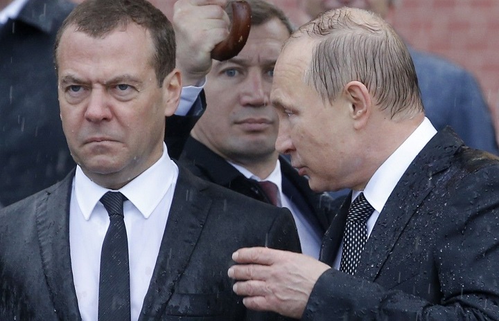 Пенсионеры России, денег нет, держитесь, запасайтесь солью и спичками: новое заявление Медведева о пенсиях