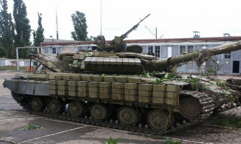 Полк "Азов" и бойцы ВСУ обезвредили танк в зоне АТО