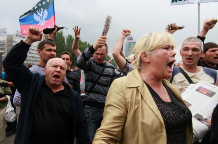 "Вы бы это видели: с одной стороны – светлые и умные лица, с другой – "маргиналы" и настоящие "орки", - блогер Мола рассказала о проукраинских и пророссийских митингах в Донецке в 2014 году