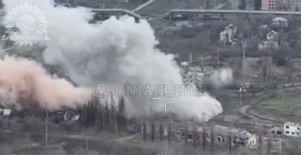 В Покровске оккупанты, захватив здание, получили на головы бомбу GBU-62 из Су-27 – видео взрыва