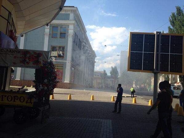 Последствия взрыва здания ЦУМа в центре Донецка