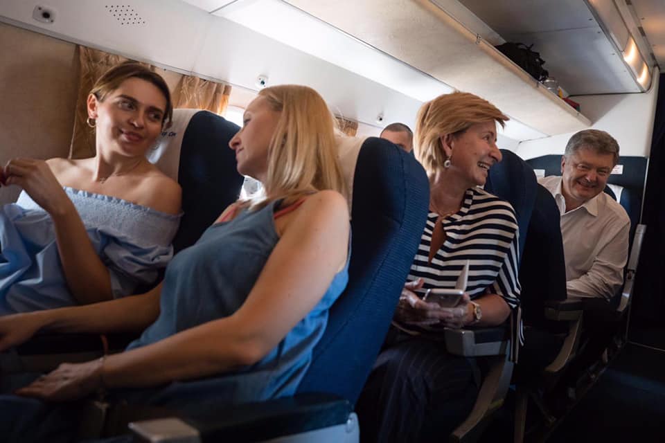 Появление Порошенко в самолете во Львов привело в восторг украинцев: народному президенту устроили бурную встречу