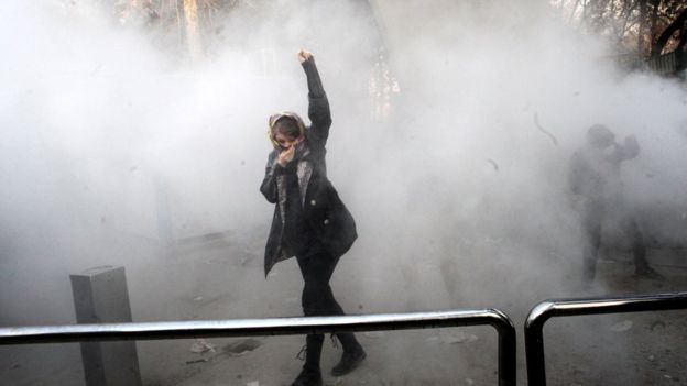 ​Обстановка в Иране накаляется: армия отказывается стрелять по демонстрантам, первые лица бегут из Тегерана. Кадры