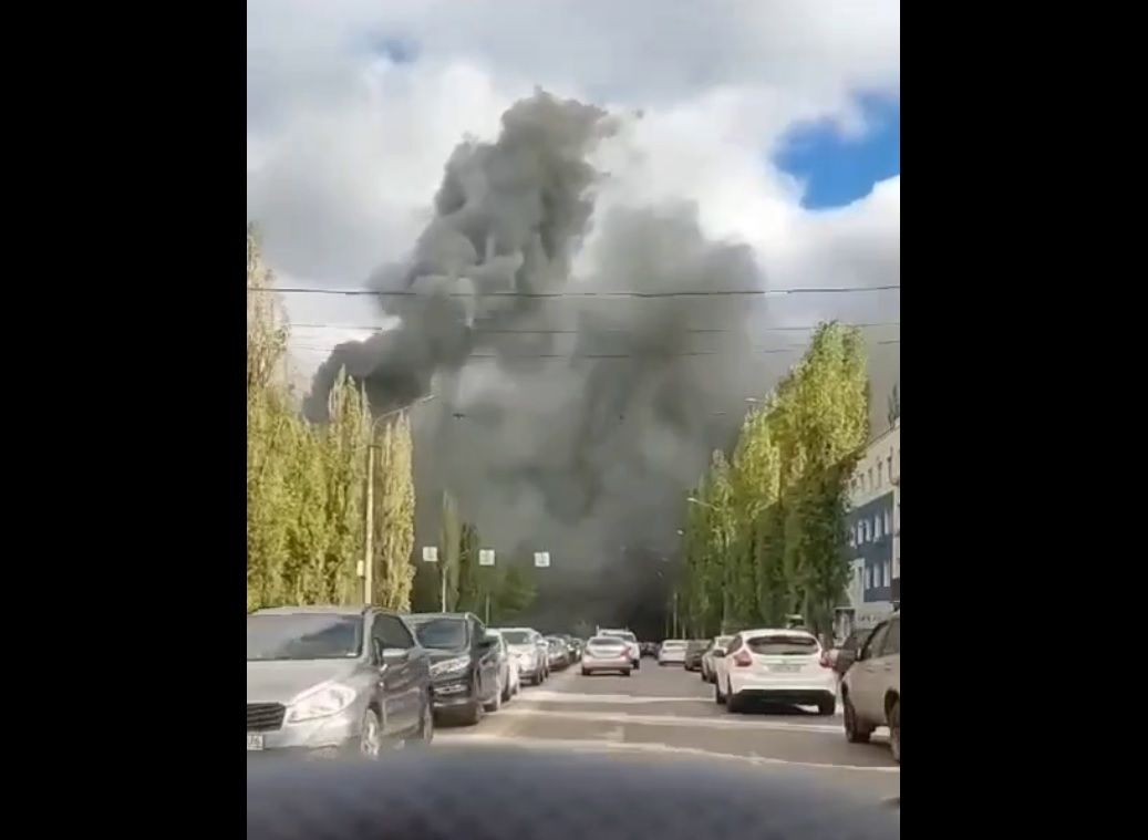 В Воронеже горит крупный завод, есть погибшие: СМИ показали масштабный пожар