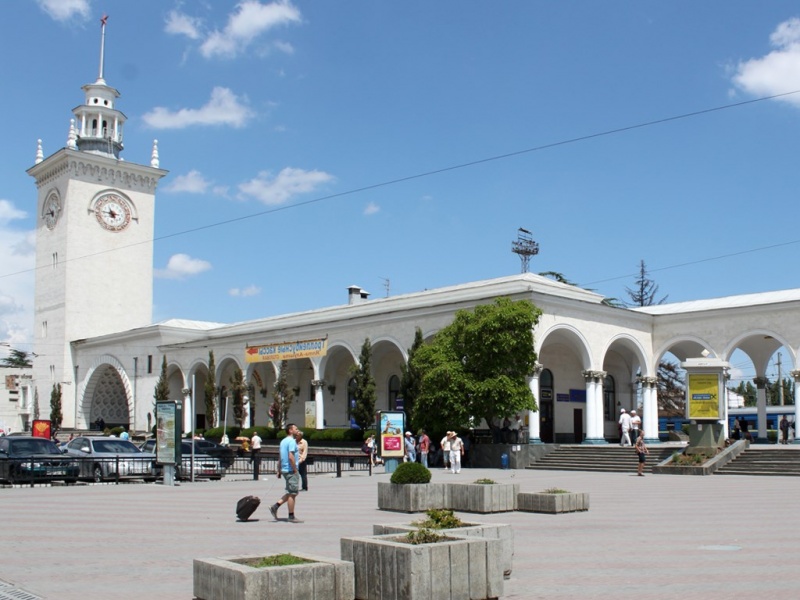 Крымчане под впечатлением от "мер безопасности" в Симферополе: в Сети обсуждают фото "украшений" на вокзале