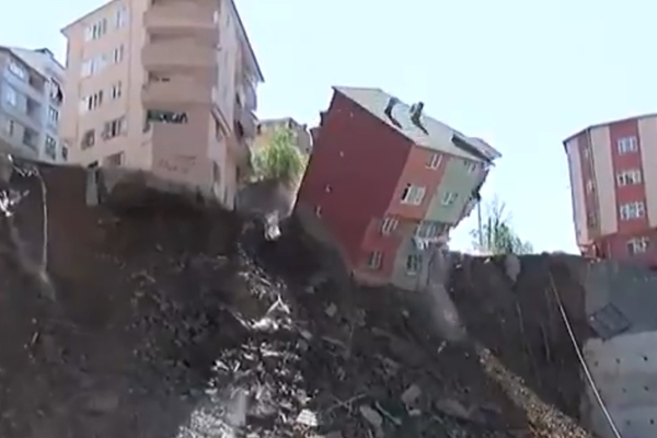 Многоэтажный жилой дом рухнул в пропасть в Стамбуле: ужасающее видео