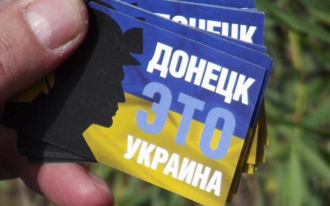 Привет от патриотов: в оккупированном Донецке группа партизан разукрасила "столицу" "ДНР" ко Дню Независимости Украины - кадры