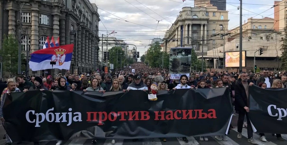 В Белграде на антиправительственный митинг вышли десятки тысяч: Вучич заговорил о попытке "революции" 