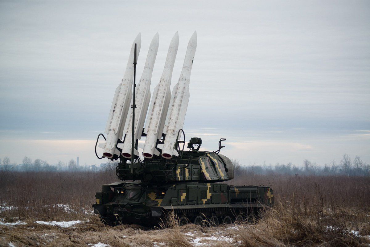 На Хмельнитчине ПВО ВСУ сбили вражескую ракету: в Сети показали кадры