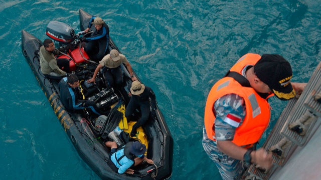 На дне Яванского моря найдены тела пяти пассажиров разбившегося самолета Air Asia